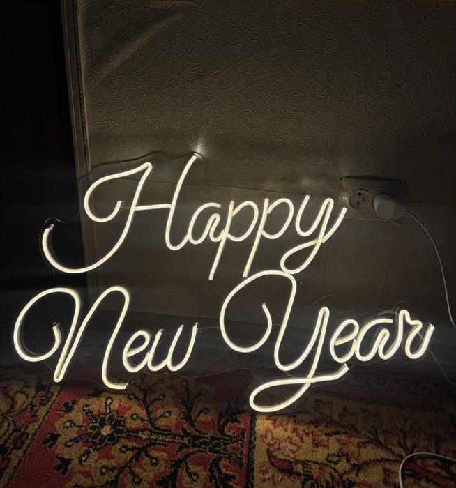 Продам неоновую вывеску Happy new year