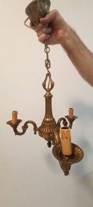 Candelabru antic in stilul francez Empire din bronz masiv cu 3 brațe ,piesa deosebita cu o lucrătură de o foarte mare finețe ,h 55 cm diametrul 40