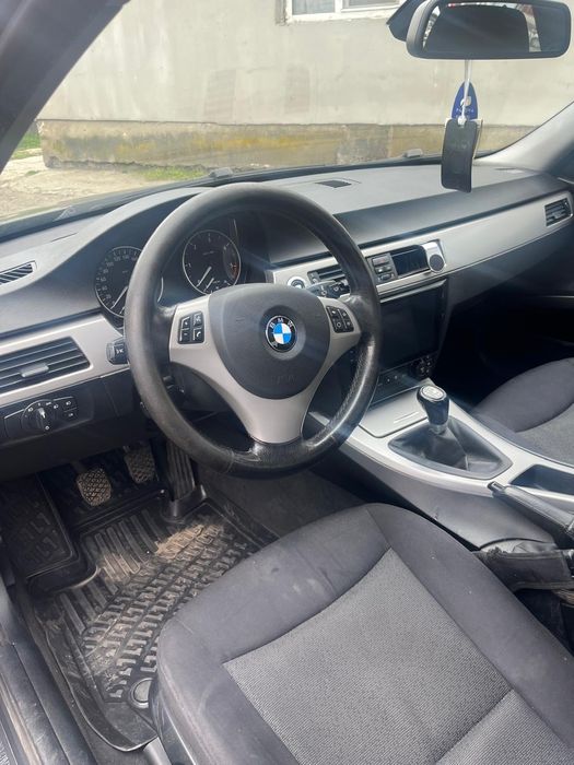 Vând bmw e90 an 2005... Motor 2000 diesel km 322000 mii.