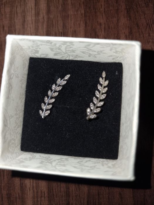 Сребърни обеци тип фиби по дължината на ухото с камъни