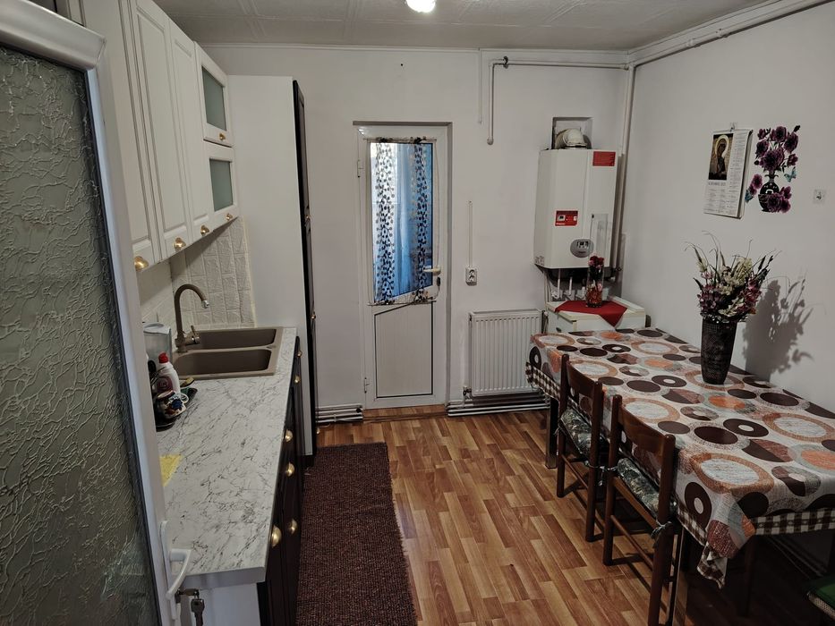 Vand apartament 3 camere pe Radu de la Afumati,zona Biomedica