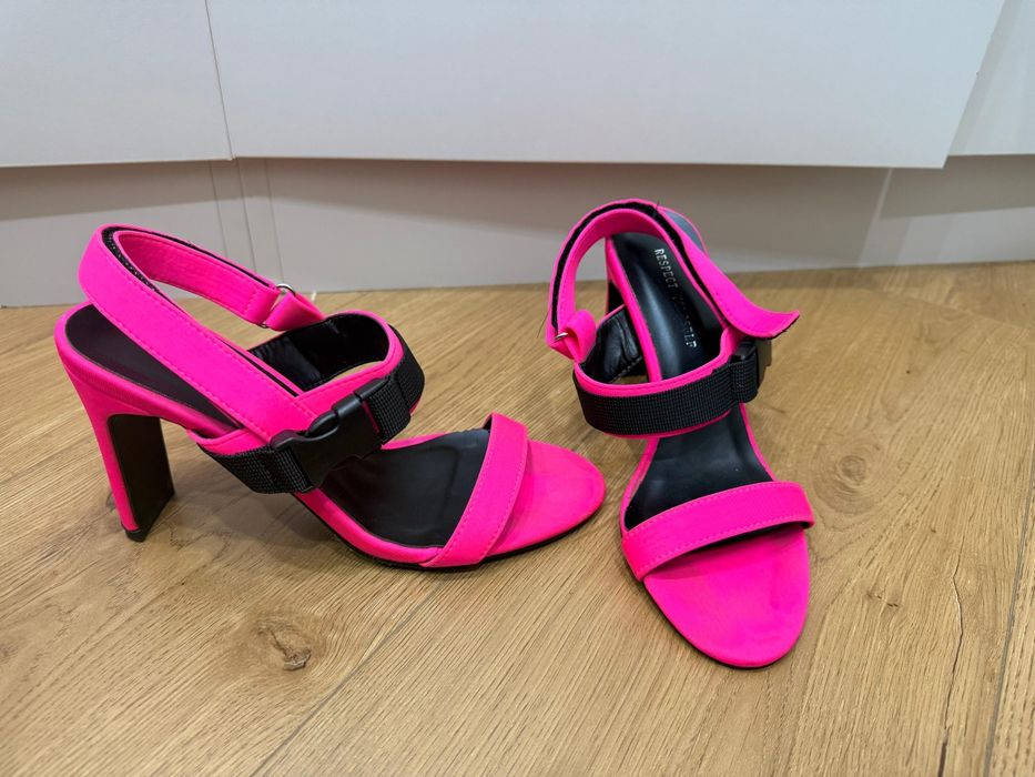 Продам Обувь 36/37 ботинки , босоножки