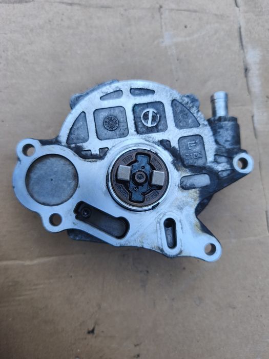 Pompă vacuum 2.0 tdi Volkswagen Passat B6 B7  03L 145 100 / 03L145100