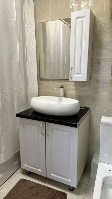 Шкаф,раквина,кран,зеркало все вместе продается