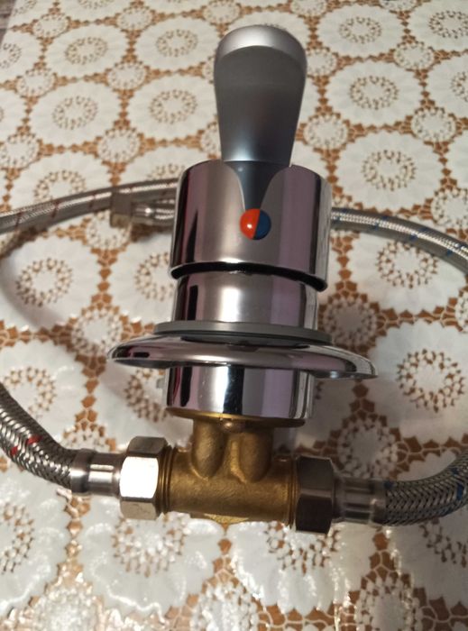 Смесителна батерия и разпределителен кран за вграждане