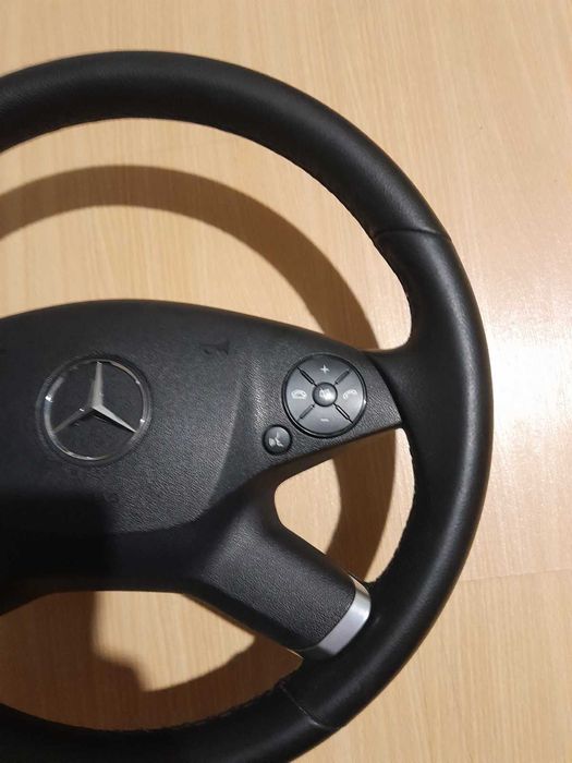 Продавам кожен волан за Мерцедес W212,W204