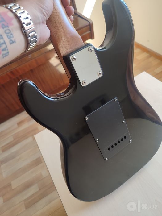 Гитара fender stratocaster + комбик 12в