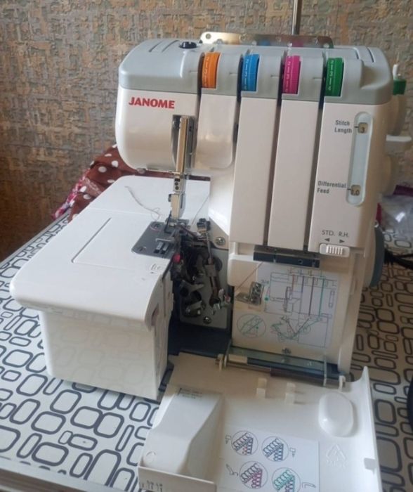 Оверлок фирмы Janome