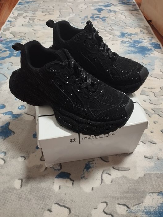 Продам новые кроссовки