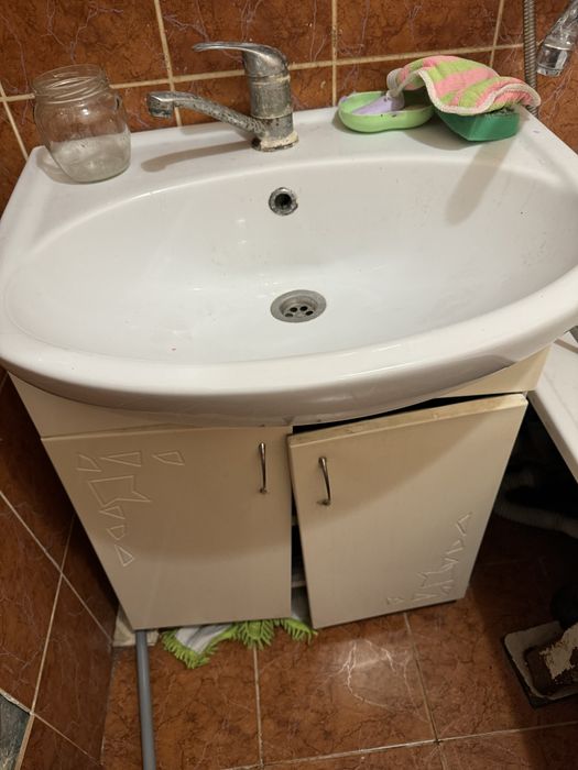 Продается тумба с зеркало