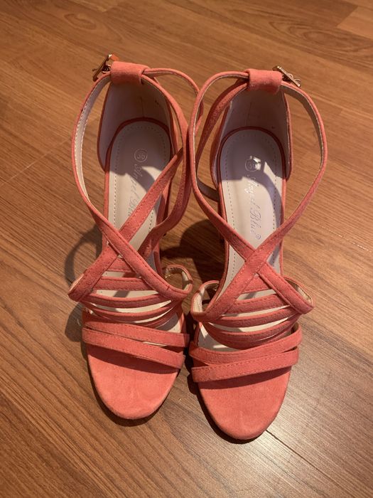 Sandale cu toc.