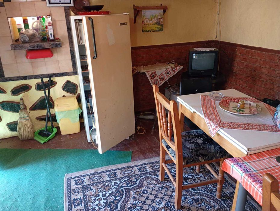 Къща с голям двор – тиха локация в екологичен регион, ток/вода, подходяща за целогодишно живеене