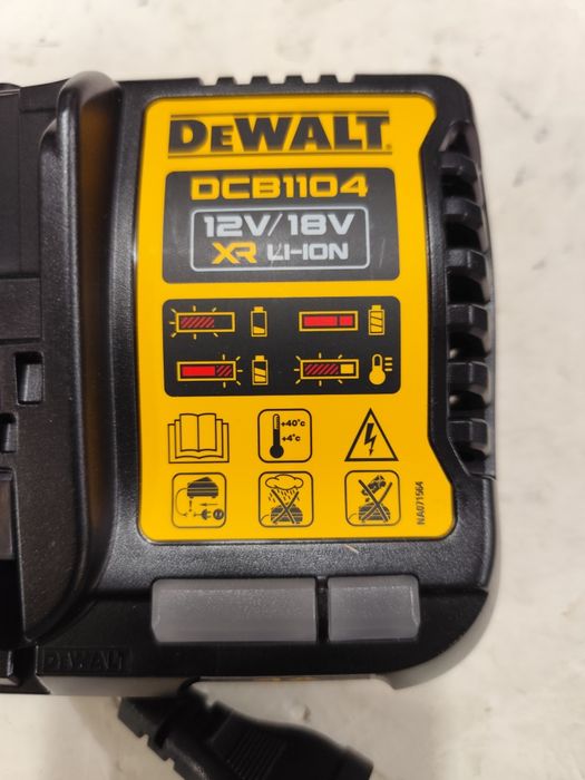 Ново бързо зарядно устройство Девалт DeWALT DCB1104