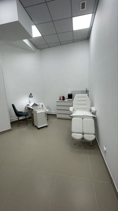 Продам педикюрное кресло ,комод, зеркало