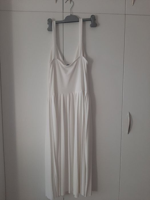 Бяла рокля Zara.