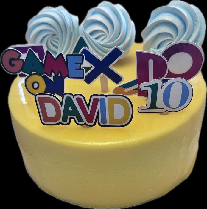 Realizez decoratiuni toppere din carton pentru prăjituri și torturi