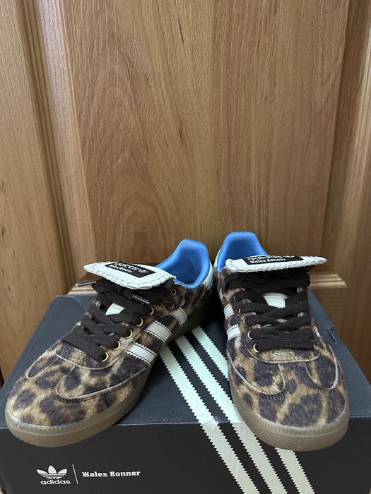 Продам женские кроссовки