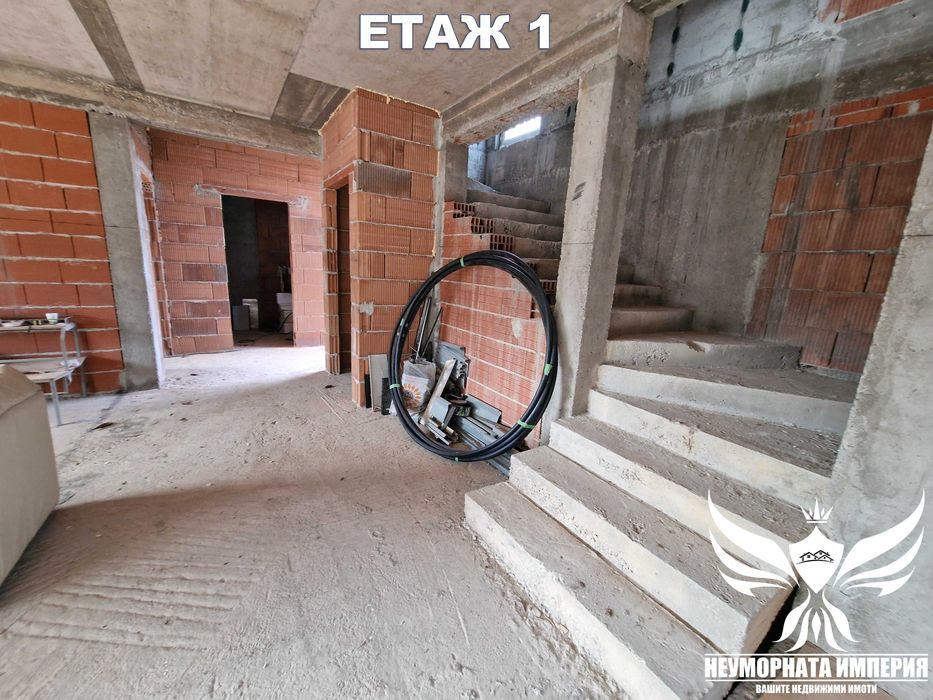 Продавам три етажна къща с 402РЗП, гараж и двор 460кв.м. в гр.Асеновград, кв.Изток на местност Шкилово