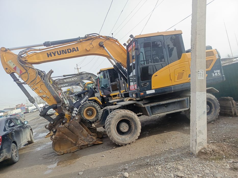 Ekskavator xizmati adboynik transha katlavan eski qurilishlarni buzish