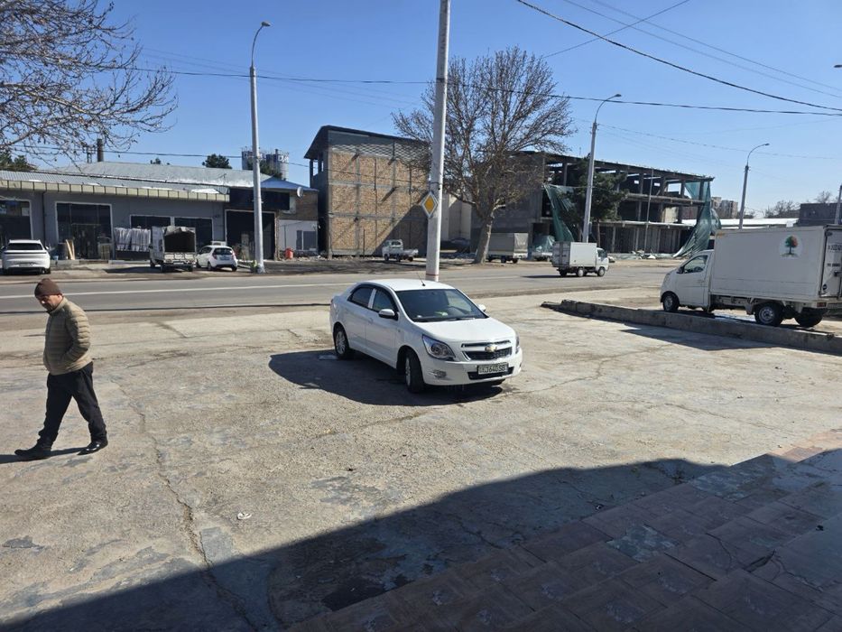 Жомий, ул. Карасарай, здание 810м2 под бизнес с подвалом, парковка.