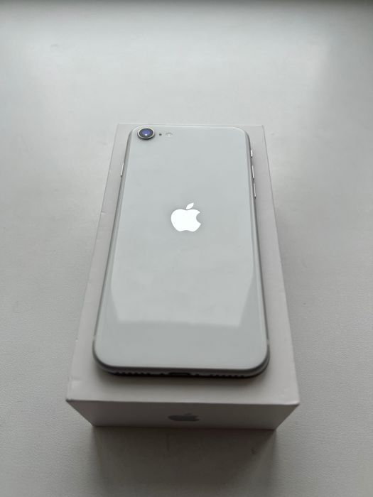 Продаю Iphone se 2020