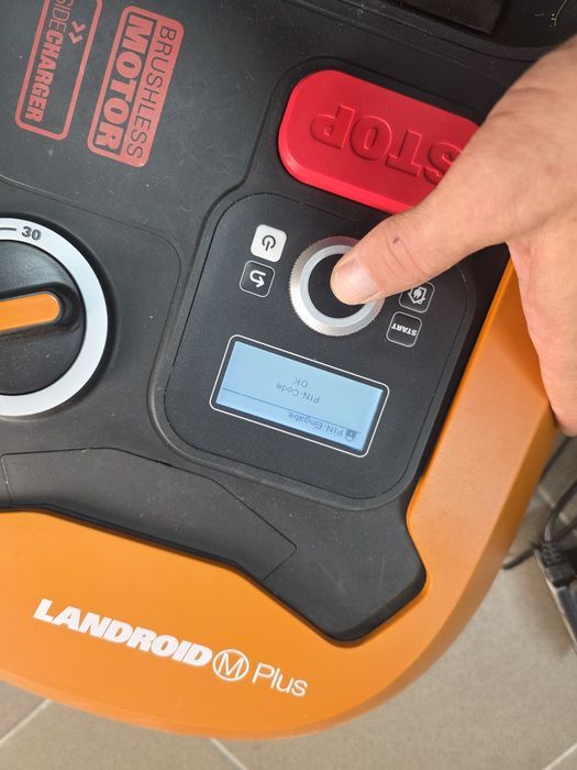 Robot de tuns iarba WORX Landroid PLUS WR165E pentru grădini de până la 500 m²