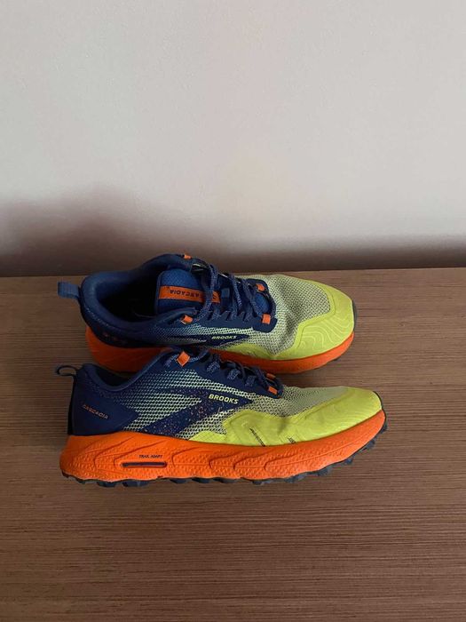adidasi alergare montana/trail brooks cascadia 17