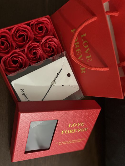 Cutie tandafiri si bratara de argint