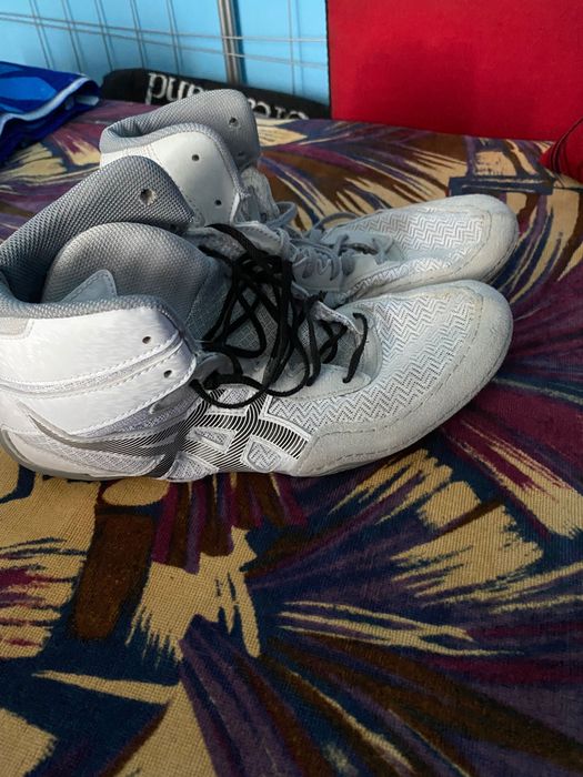 Продавам борцовки ASICS