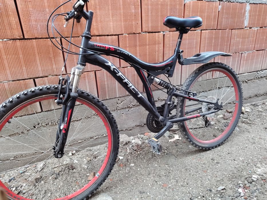 Vând bicicleta cu suspensii  aproape că noua