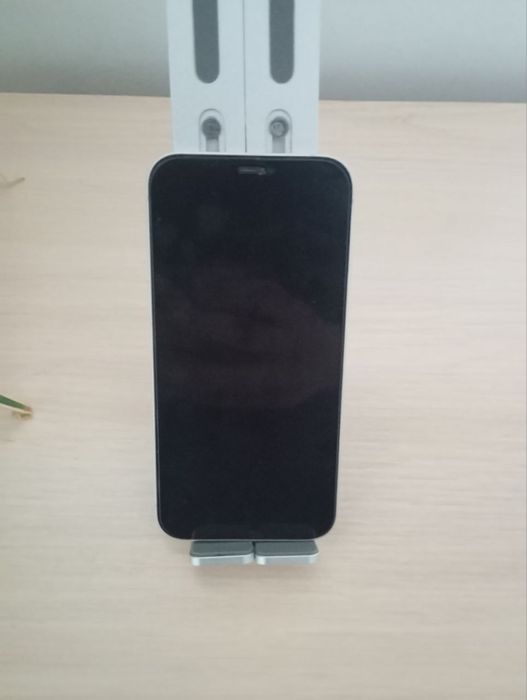 Продаю iPhone 12, белый.