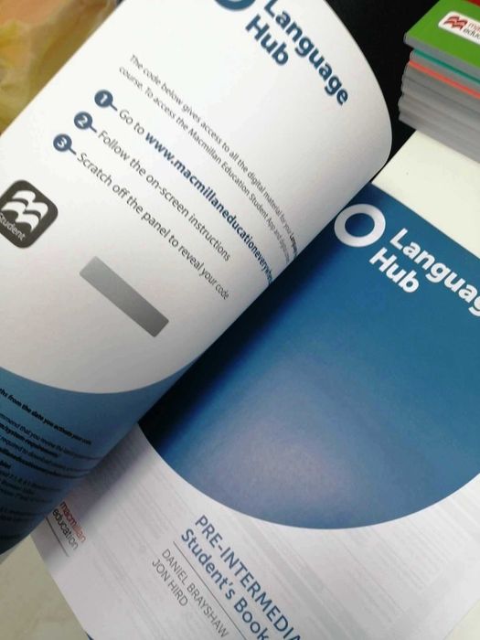 Учебник и тетрадка по английски Language Hub B1