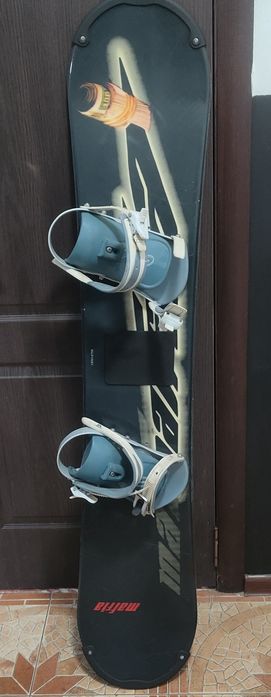 Сноуборд с креплениеми