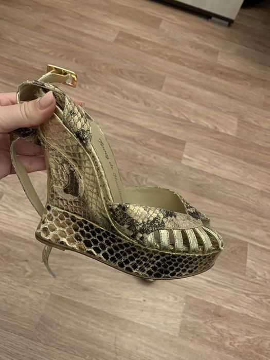 Продам босоножки