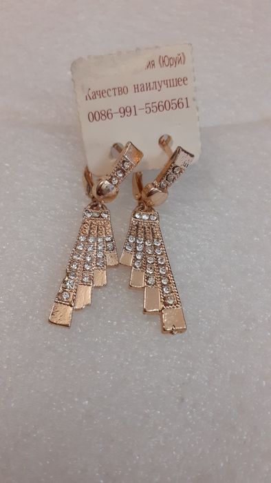 Красивые новые качественные серьги. Бижутерия(под золото)