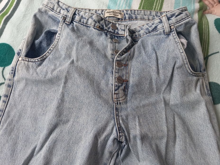 Продам женские джинсы