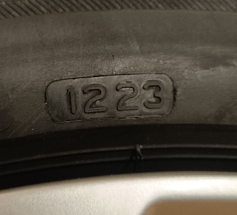 Оригинални нови джанти с гуми зимни 18 цола Audi A6 дот 2023г