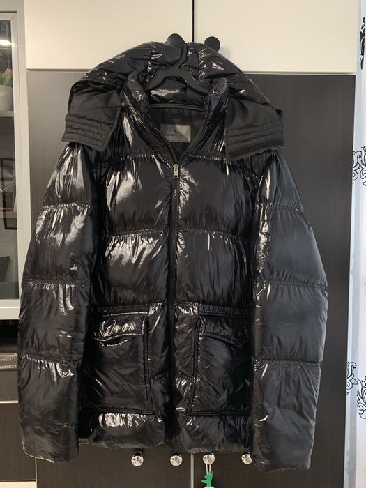 Geaca neagra lucioasa