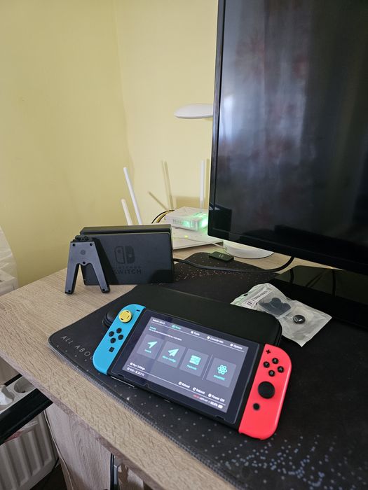 • Vand Nintendo Switch Modat +  Card 128GB + Accesorii