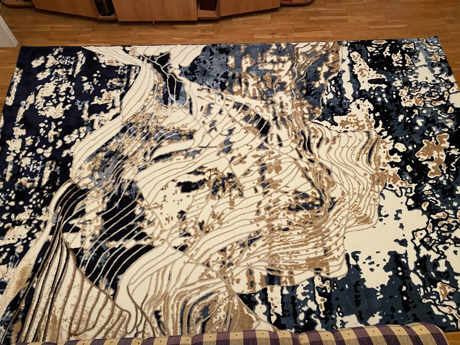 Килим чисто нов.