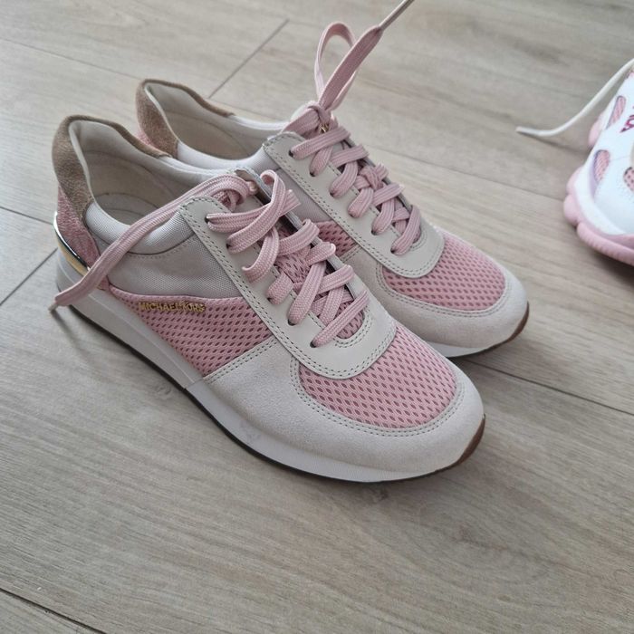 Vand mai multe perechi de adidasi dama noi originale