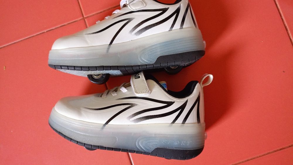 Încălțăminte cu role pentru fete