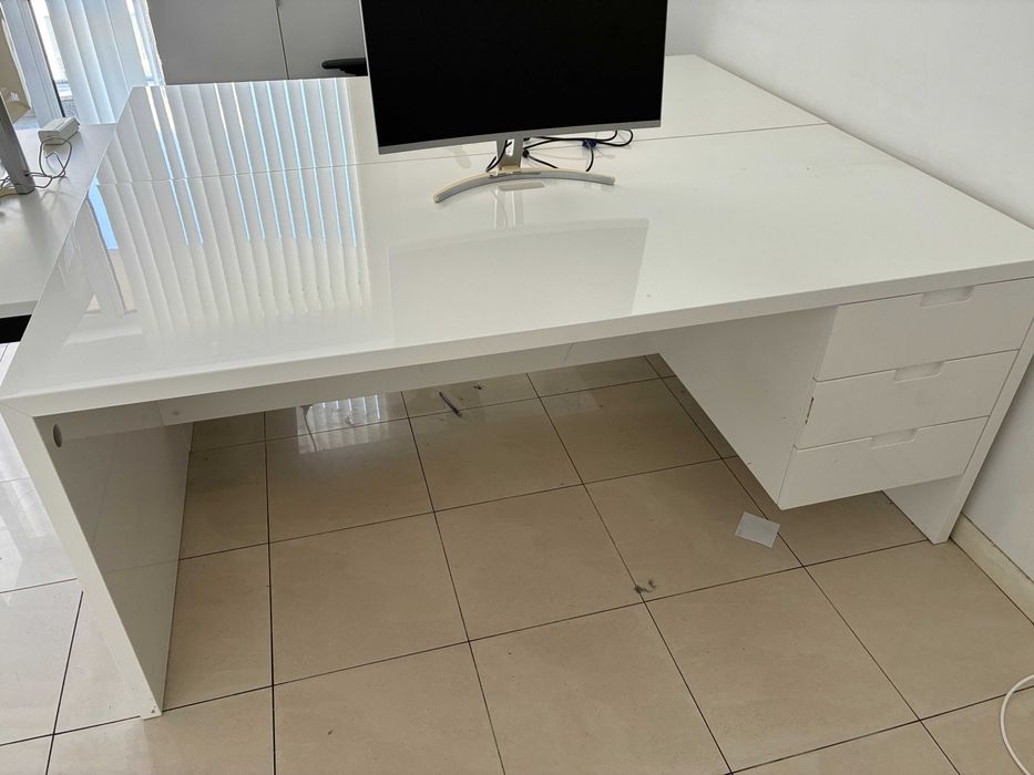 Бяло бюро със шкафчета