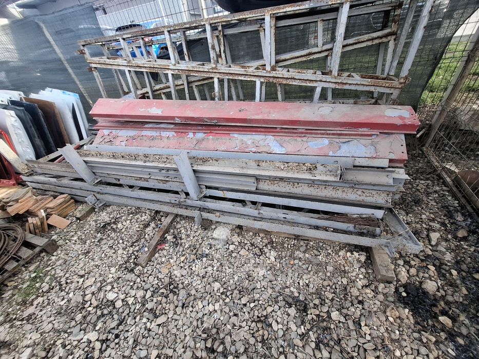 Hala metalica, birouri, locuință, grajd,magazie,depozit