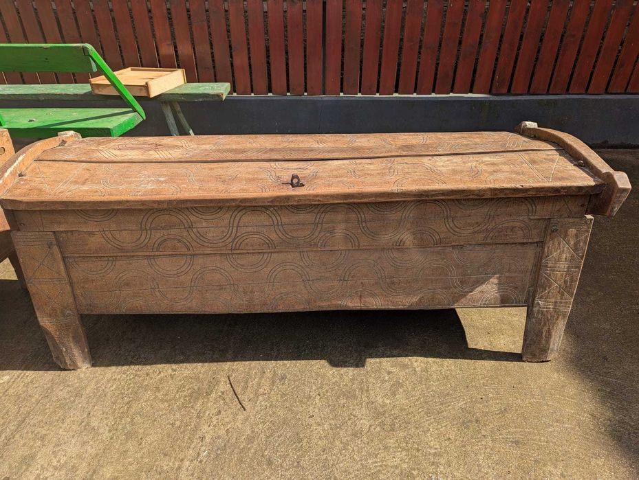 Ladă de zestre veche din lemn masiv, sculptată manual, autentică