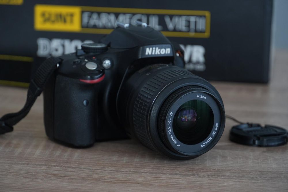 Camera foto Nikon D5100, obiectiv si bliț