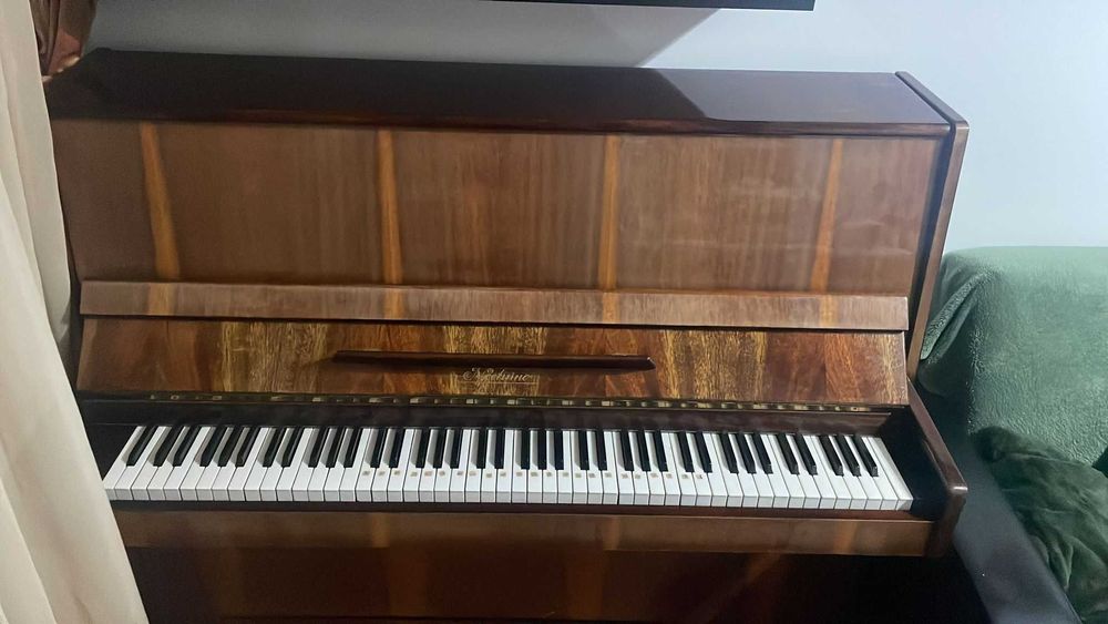 Vând pianină clasică, un instrument elegant cu sunet cald și plăcut.