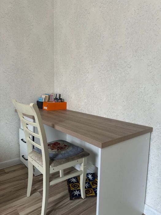 Стол стулья и стол для учебы