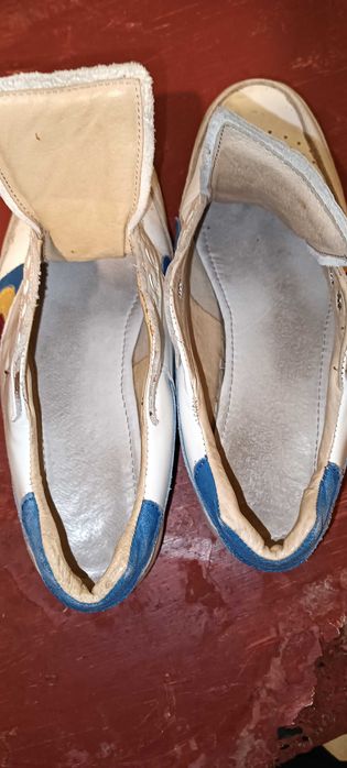 Adidași MApN din piele – albi, bandă laterală tricoloră – mărimea 28