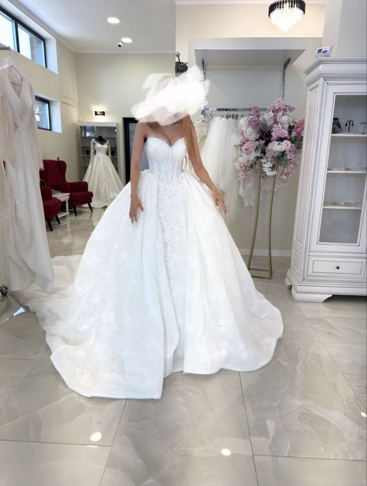 Rochie de mireasă spectaculoasă stil Prințesă / Ballgown (Trenă impresionantă + Voal inclus)